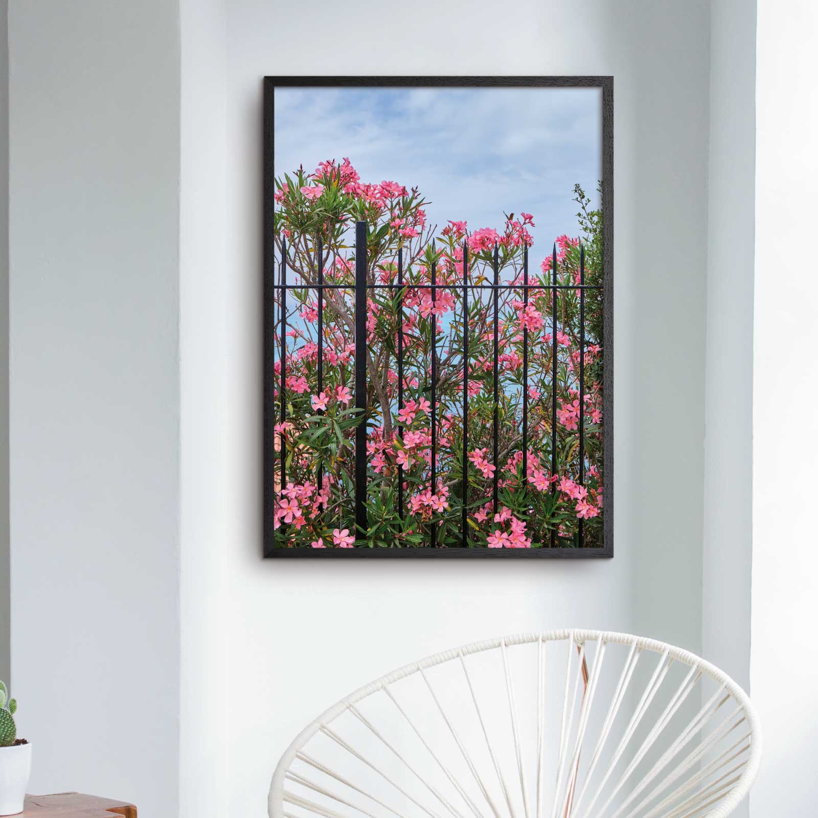 Italiensk natur poster med lyserøde blomster ved Middelhavet