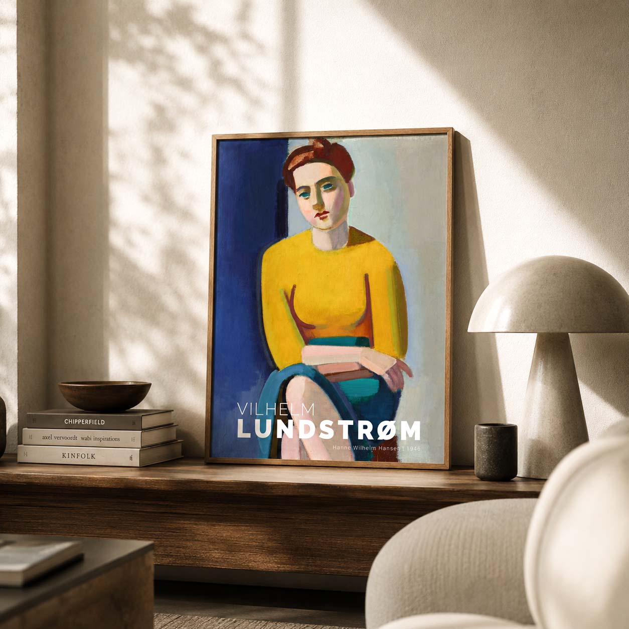 Stor plakat med Lundstrøms Hanne, der står på en lav reol
