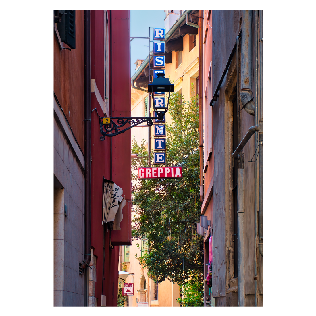 Plakat med en italiensk ristorante i en smal passage