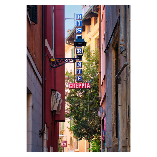 Plakat med en italiensk ristorante i en smal passage