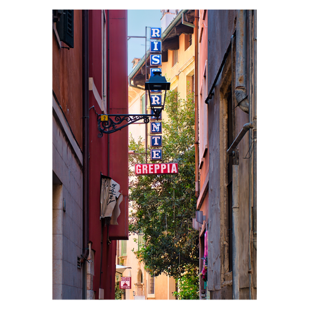 Plakat med en italiensk ristorante i en smal passage