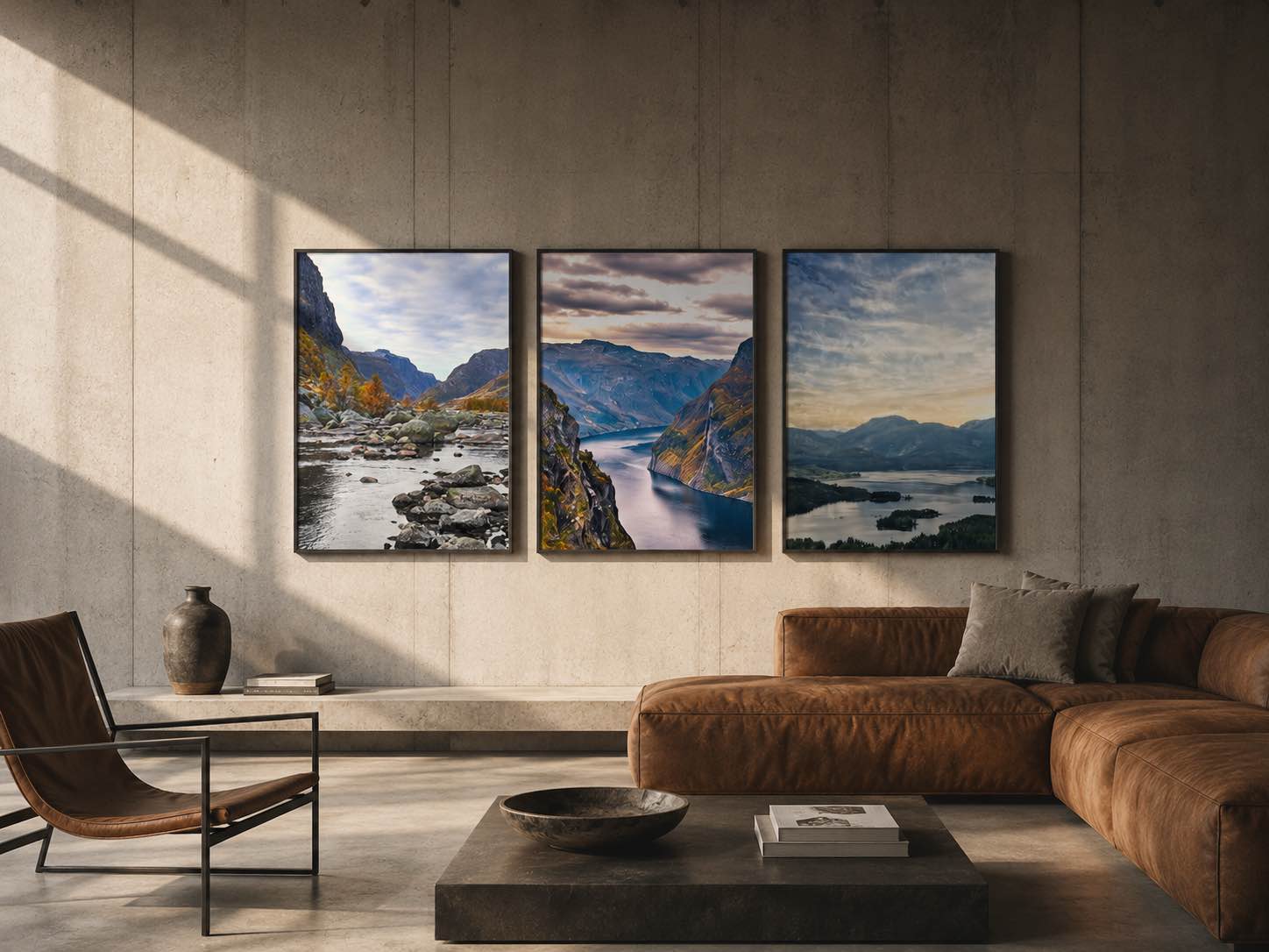 Tre plakater med motiver fra den norske natur, der hænger på en væg