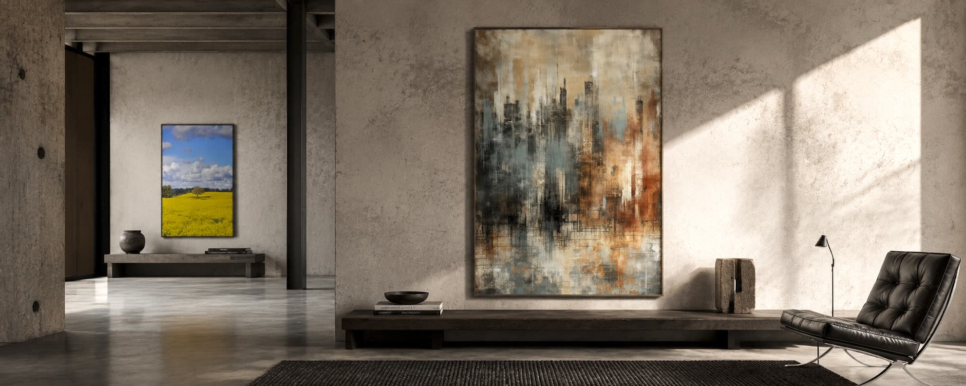 Grafisk kunst i brun/beige og farverig naturplakt på væggene i udstillingslignende stue