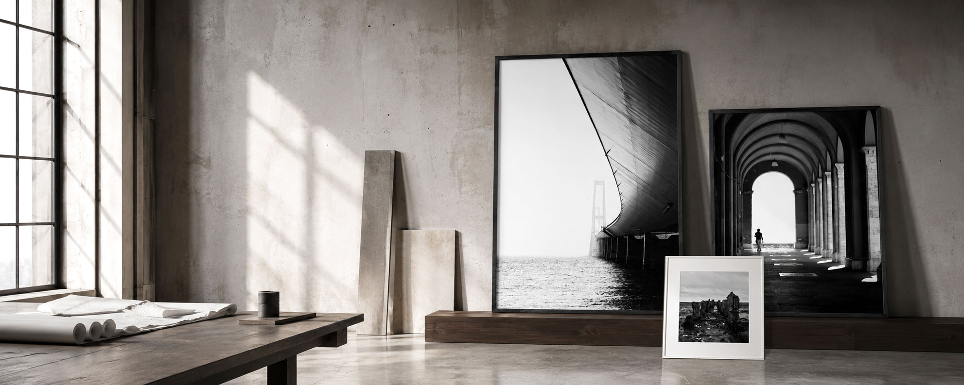 Sort-hvide fotoplakater der står i et grafisk værksted / studio