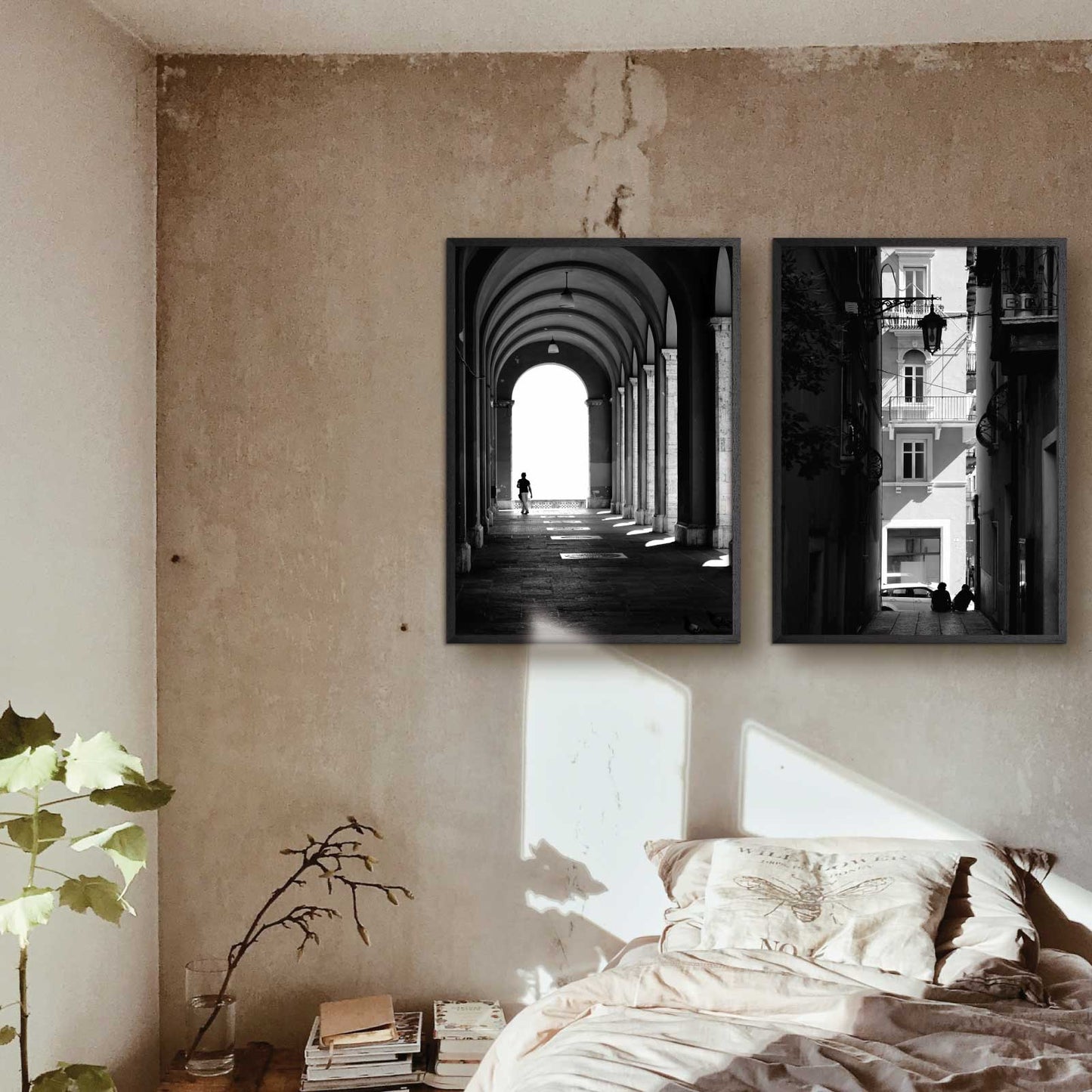 sort-hvide plakater med italienske motiver i soveværelset