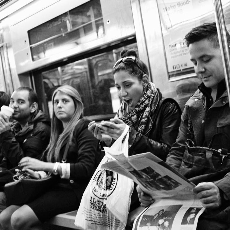 Kvinde der ser noget og bliver overrasket i New Yorks subway