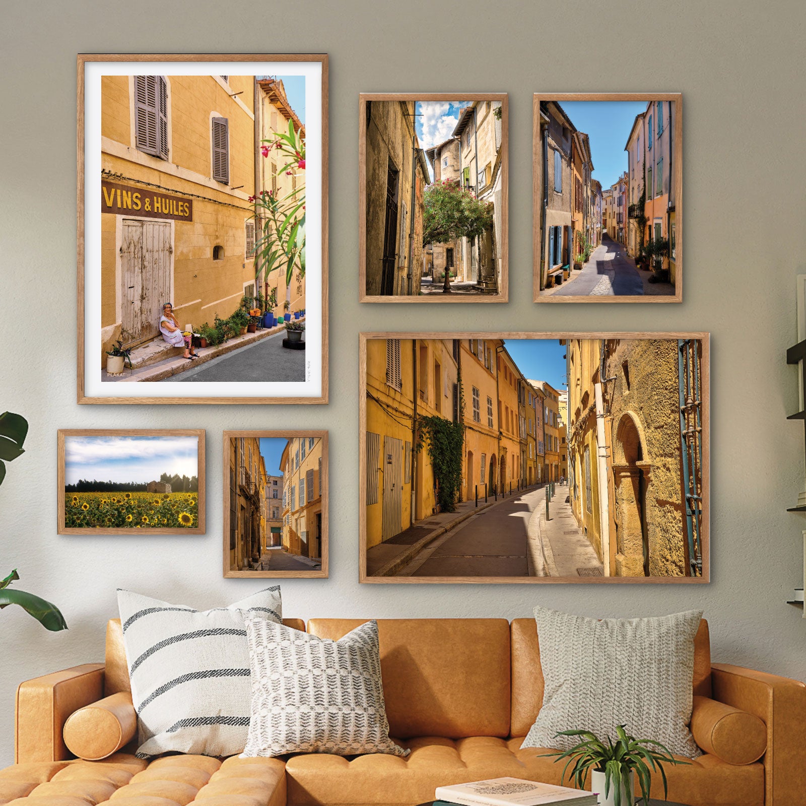 Væg i stue med billeder fra Provence