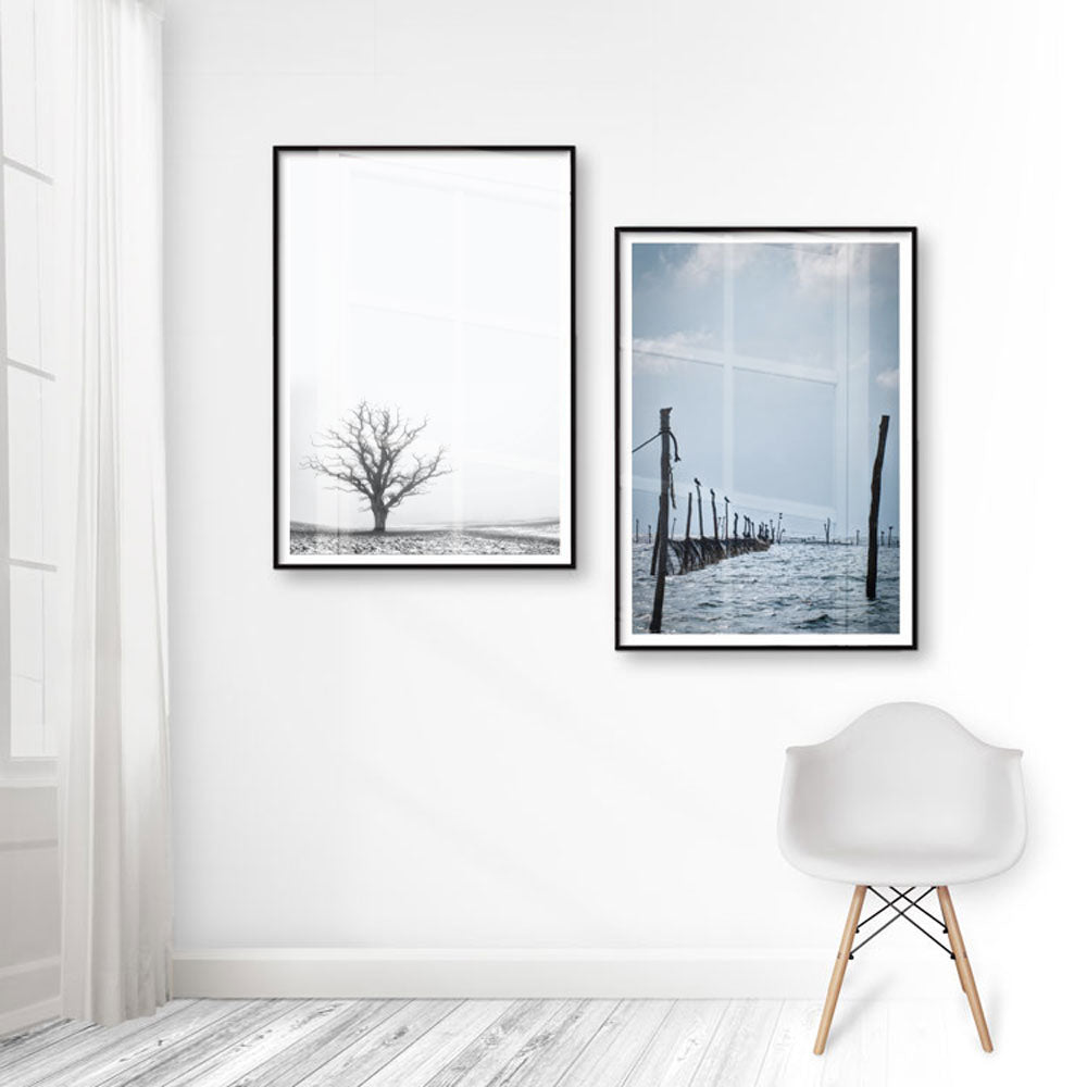 2 danske naturplakater med et bladløst træ og bundgarnspæle