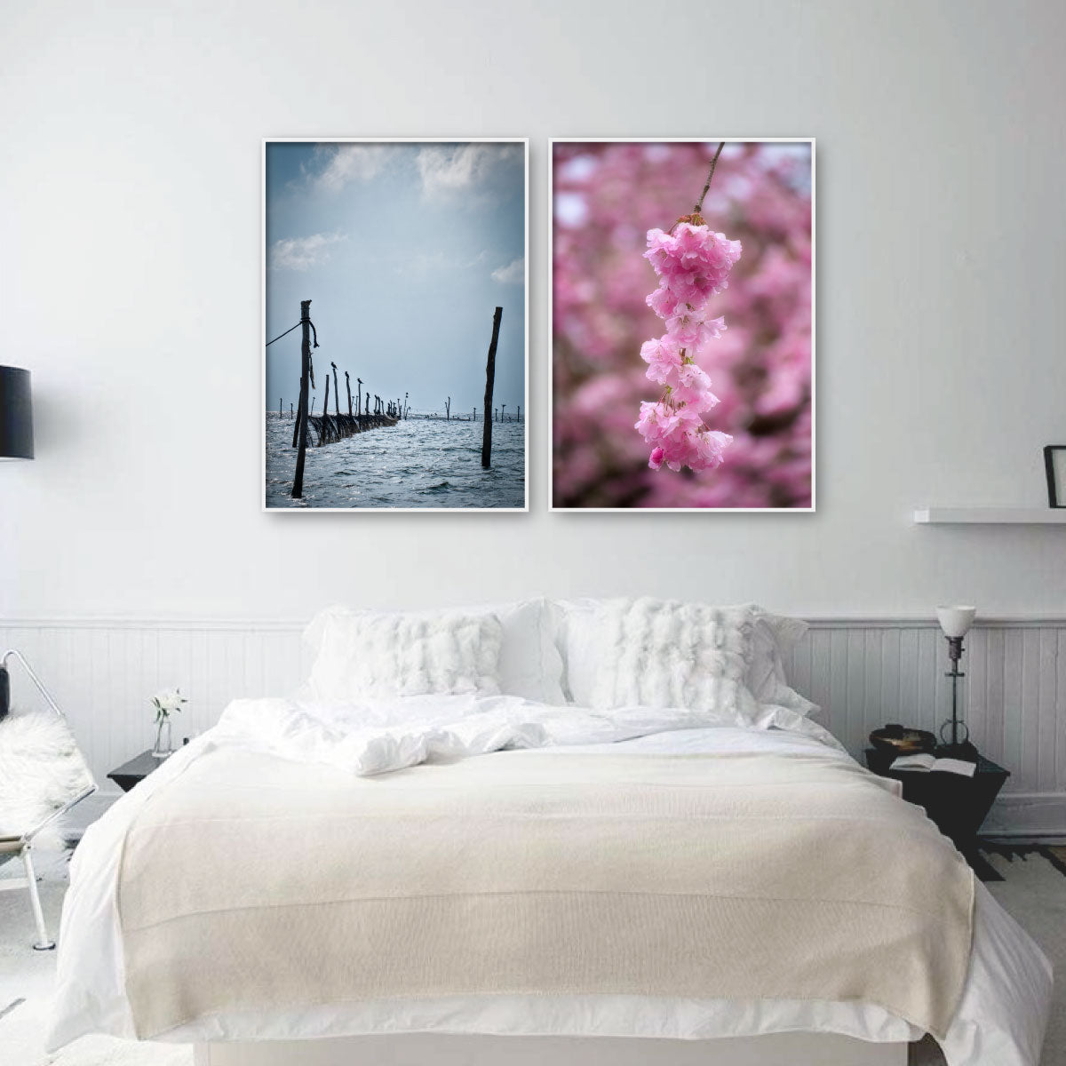 2 naturplakater på en væg hav i blå og blomster i lyserød
