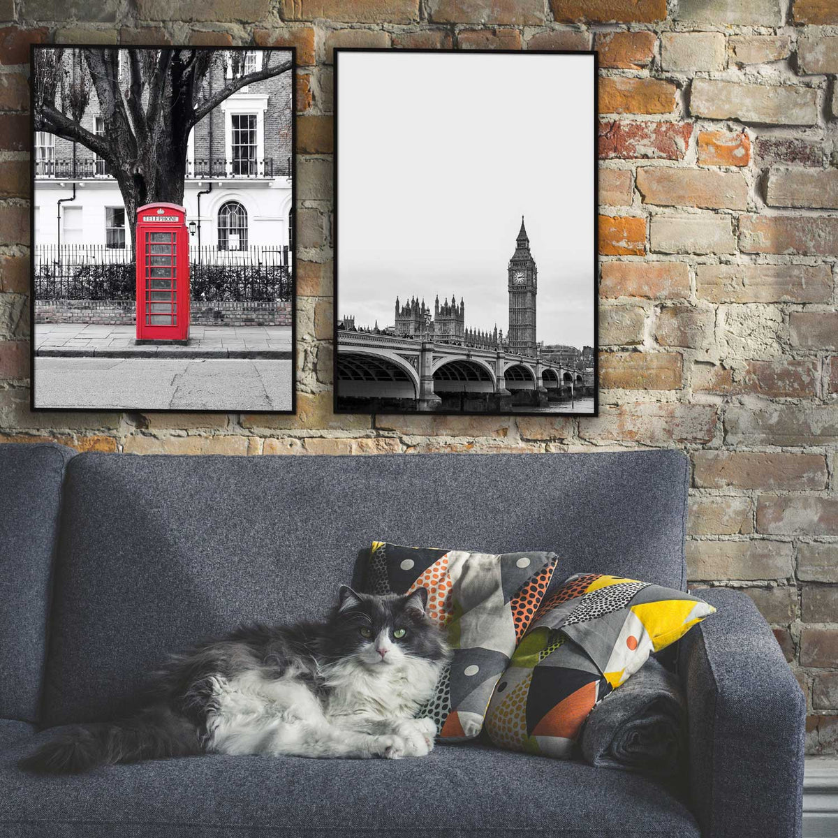 to londonplakater hænger på en murstensvæg