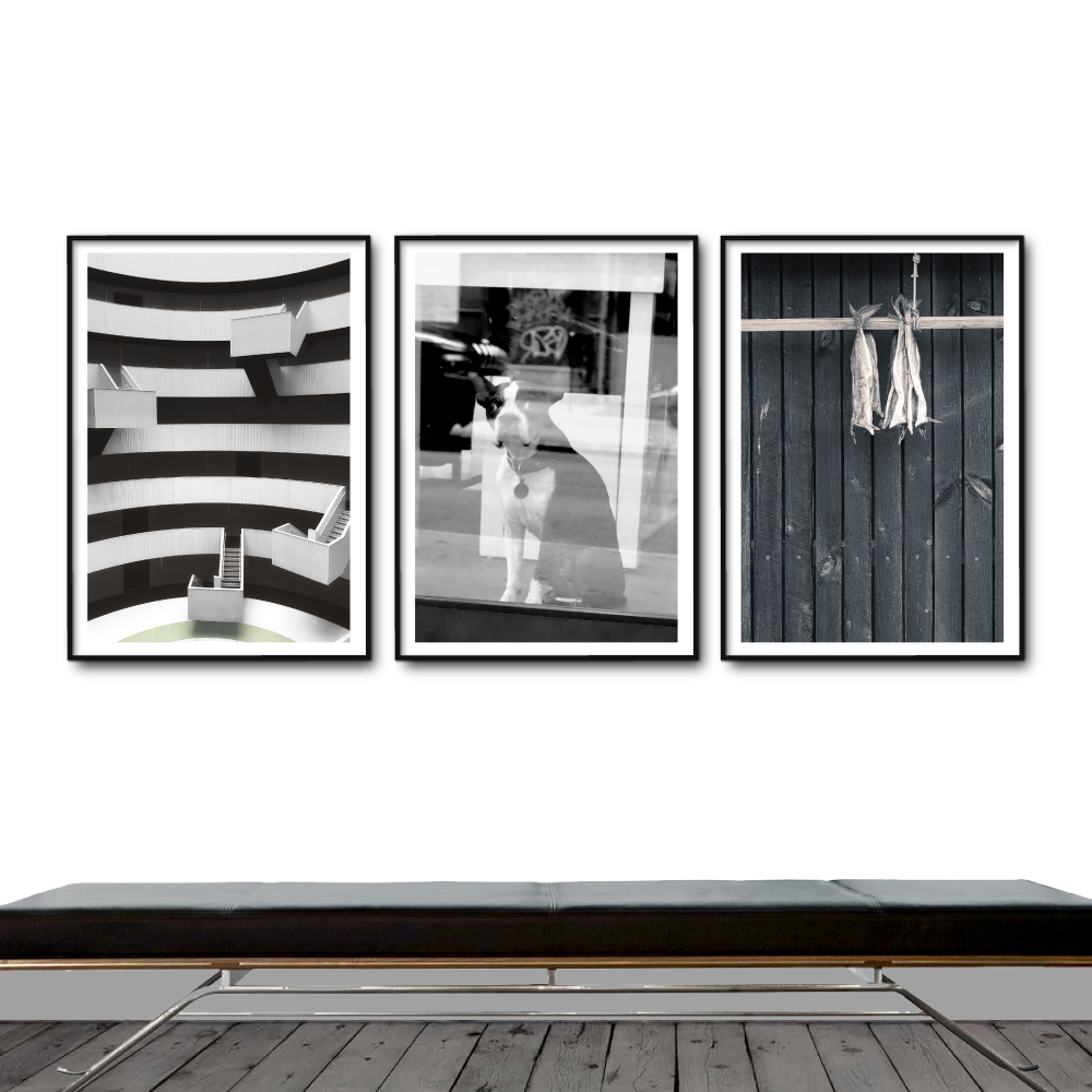 billedvæg med 3 sort hvide plakater i sorte alurammer