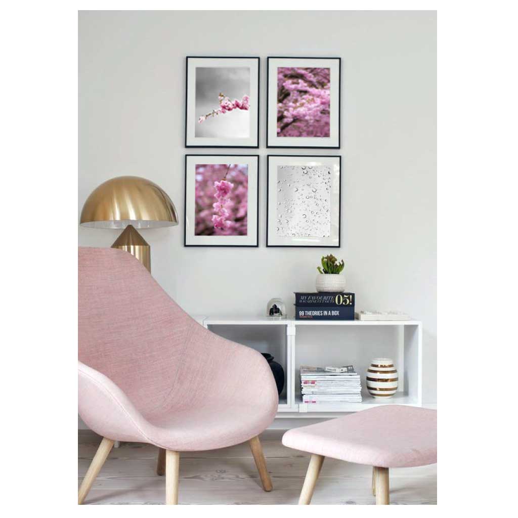 plakater i lyserød og grå i en stue