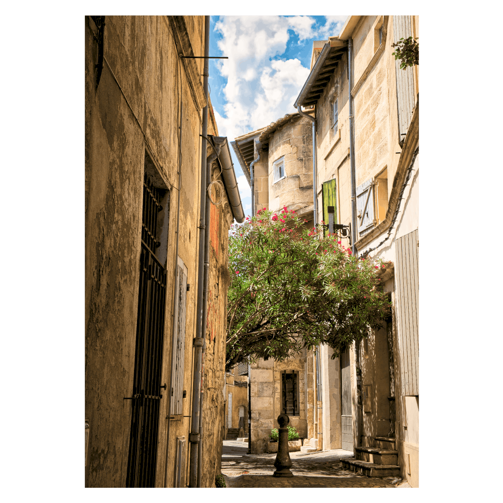 By plakat med romantisk gadebillede fra byen Arles