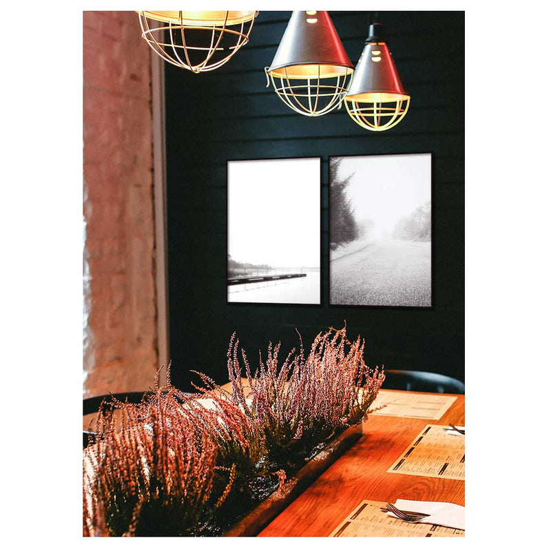 to sort hvide plakater der hænger på en mørk væg