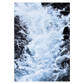 blå plakat med vildt fossende vand i en norsk elv