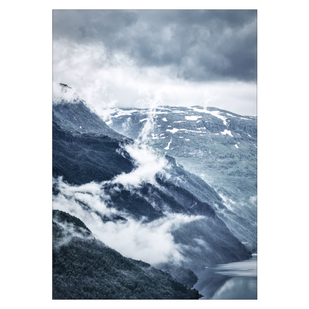 blå plakat med et flot uvejr i de norske bjerge