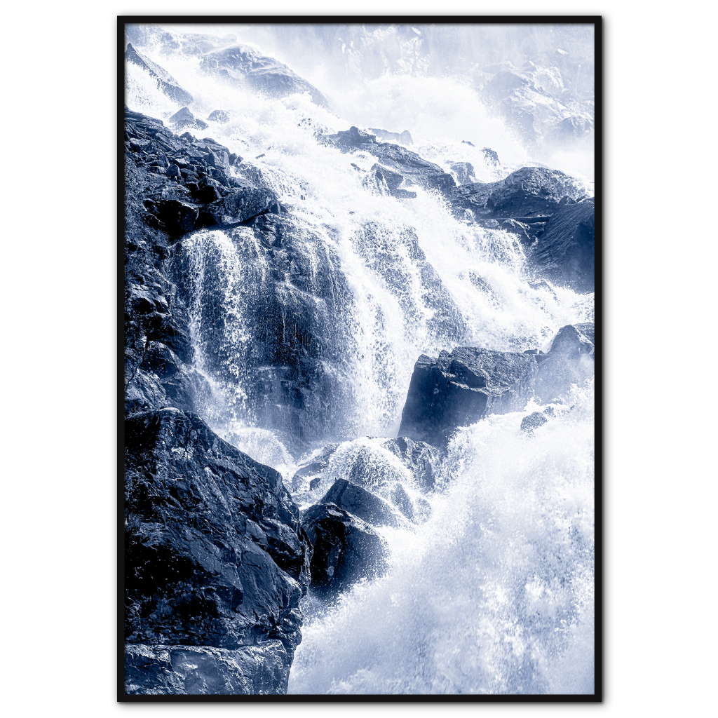 blå plakat med naturmotiv af det norske vandfald låtefossen