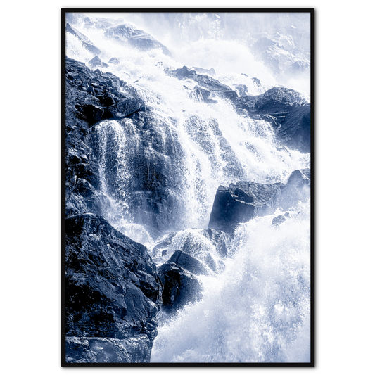 blå plakat med naturmotiv af det norske vandfald låtefossen