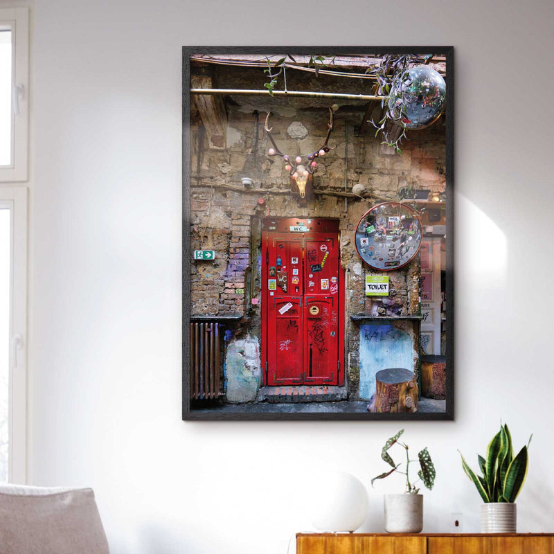Fotokunst plakat med en rød dør i Szimpla Kert bygningen