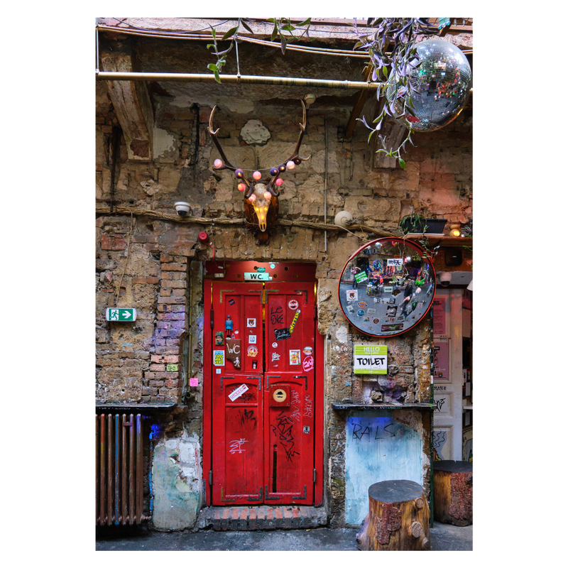 Budapest plakat med en rød dør i bygningen Szimpla Kert
