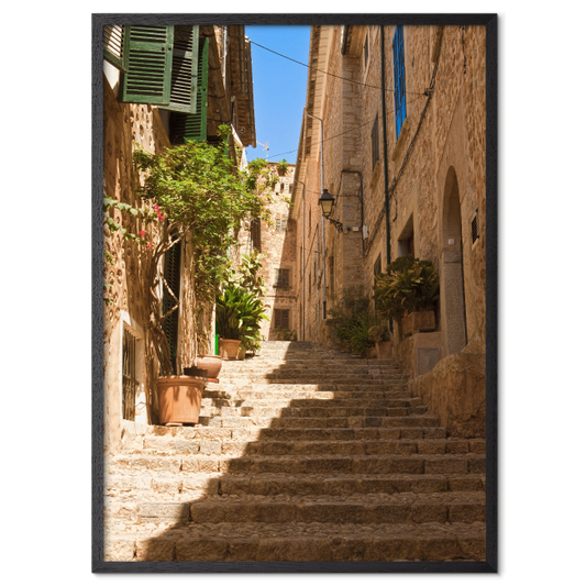 Bybillede med idyllerisk stengade i landsby på Mallorca
