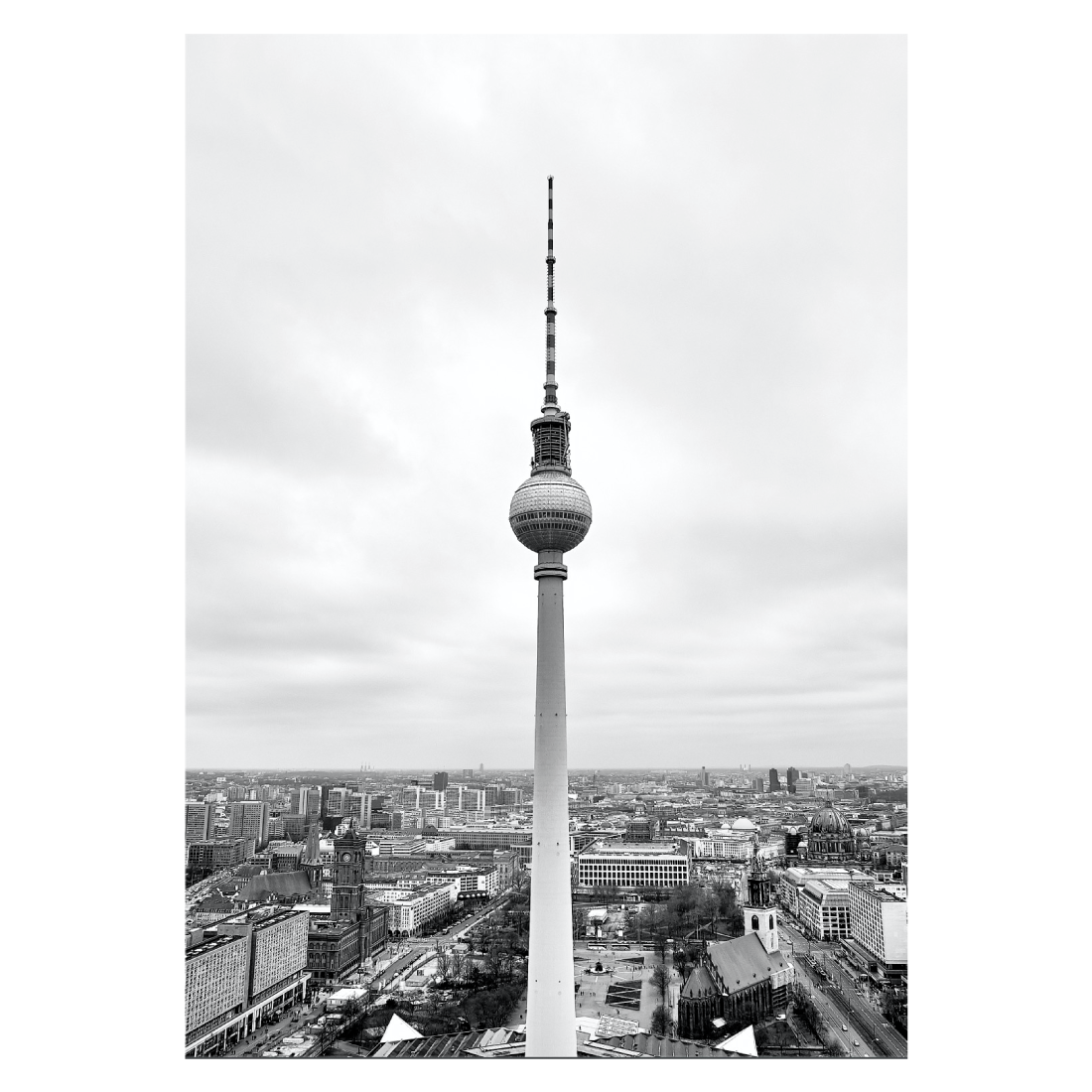 byplakat med panorama view over berlin, med fernsehturm i forgrunden