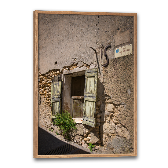 byplakat med et faldefærdigt hus i Valensole Provence