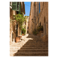Byplakat med smalle gader mellem stenhuse på Mallorca