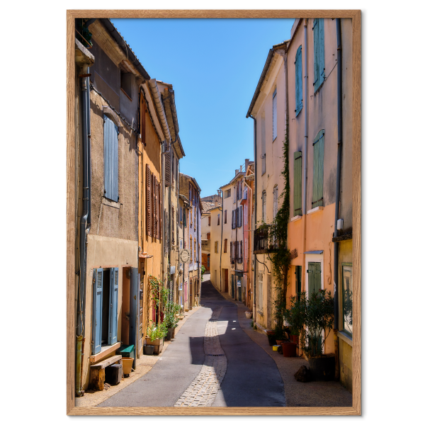 byplakat med en smal gade i landsby i Provence
