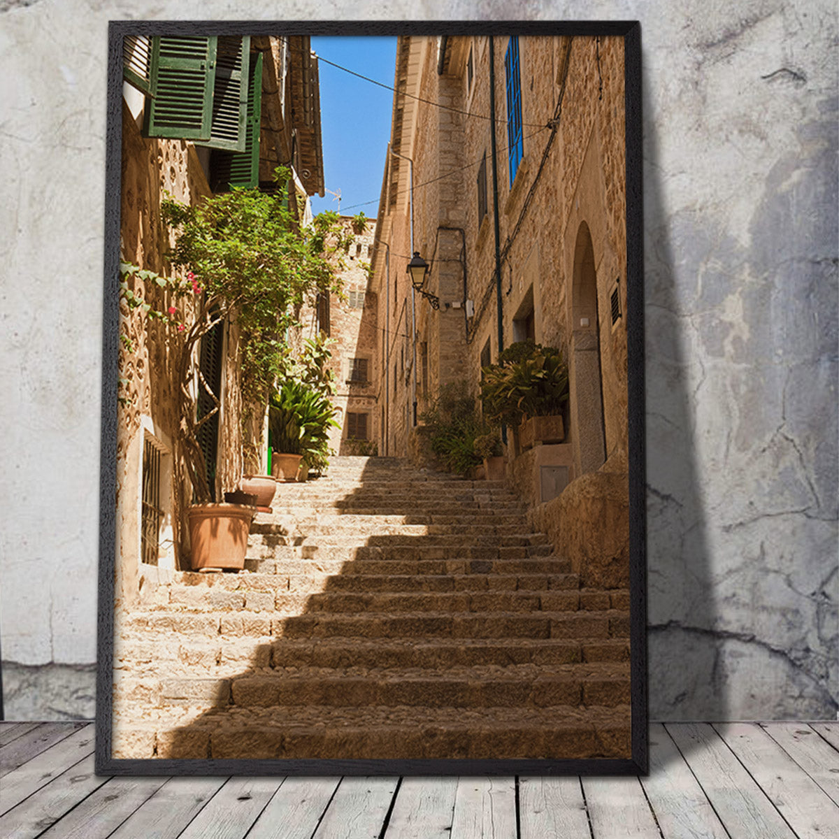 by plakat med sydlandsk stemning mellem stenhuse på Mallorca