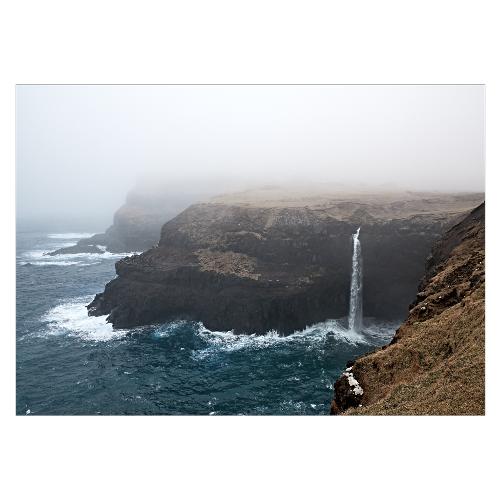 færøerne plakat kysten ved gasadalur og mulafossur vandfald