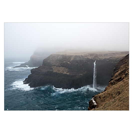 færøerne plakat kysten ved gasadalur og mulafossur vandfald