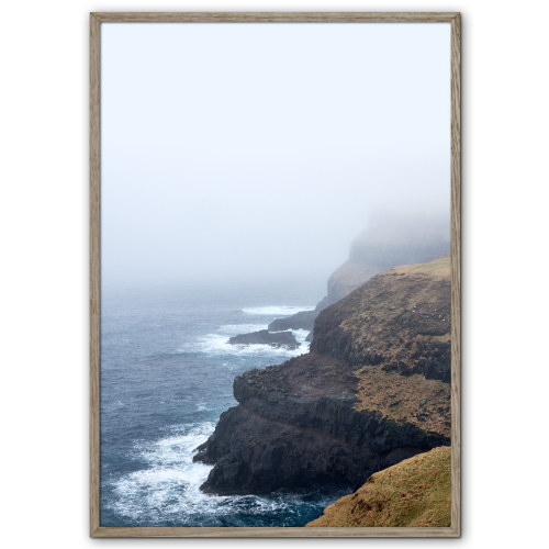 færøerne plakat med kysten ved gasadalur i tåge