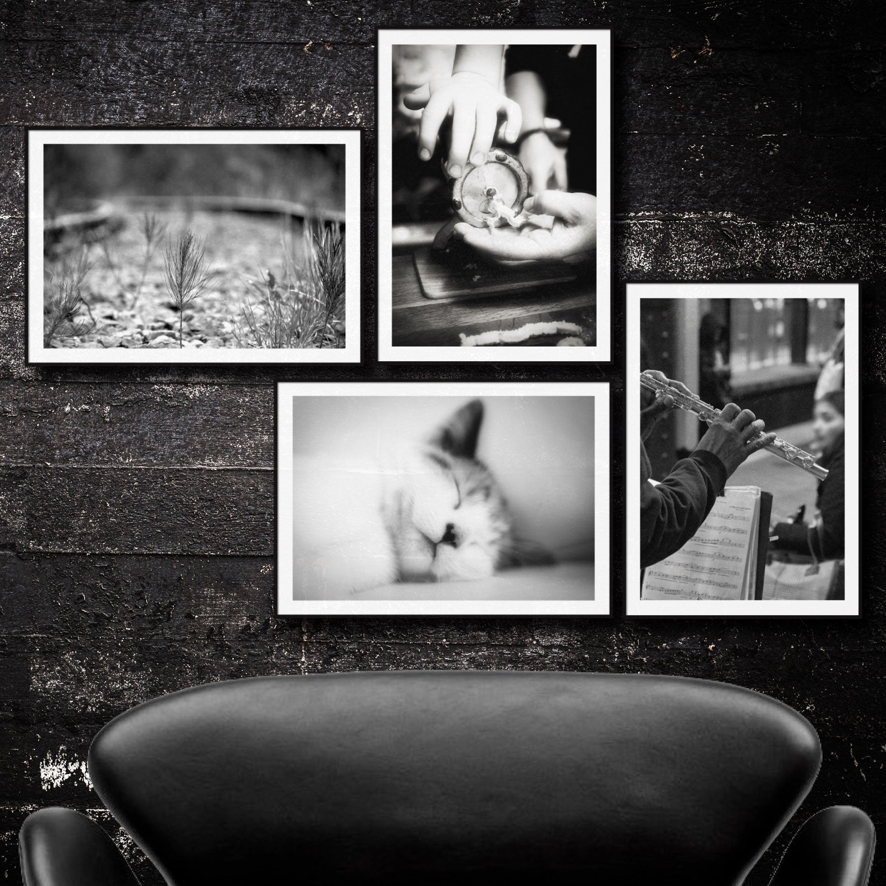 fire sort hvide fotokunst plakater på en sort væg