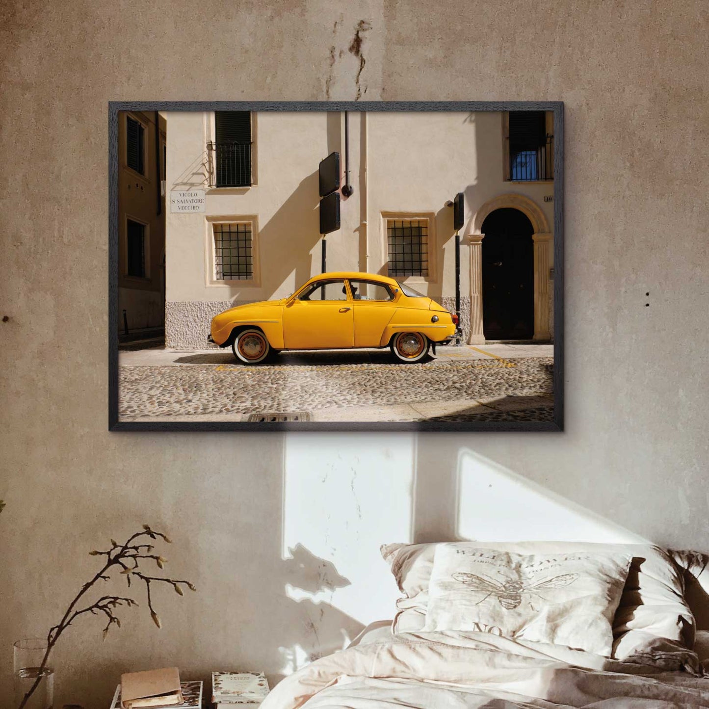 Fotokunst plakat med en parkeret gul SAAB i Italien
