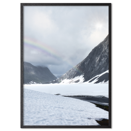 fotokunsst plakat med en regnbue over norsk snelandskab