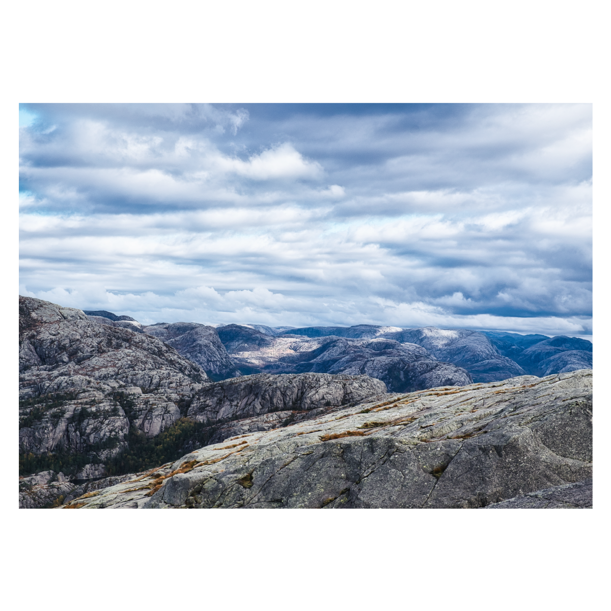 fotokunst plakat med udsigt over norske fjeldtoppe