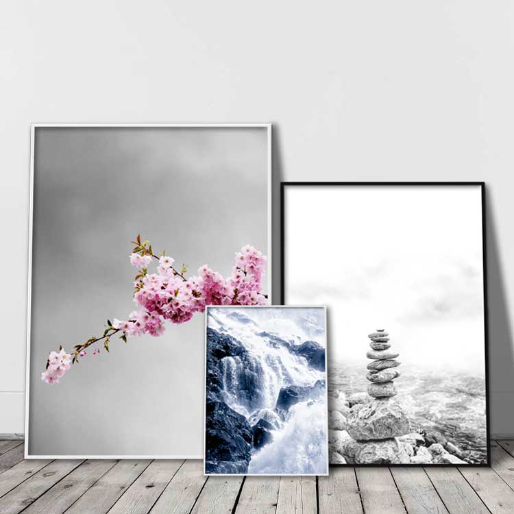 tre fotokunst plakater med naturbilleder i blå lyserød og sort-hvid