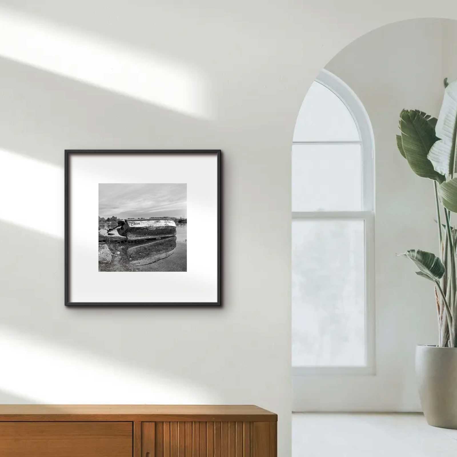 Kvadratisk billede med fotokunst i sort-hvid af gammel båd