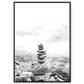 sort-hvid mindfulness plakat med balancerende små sten