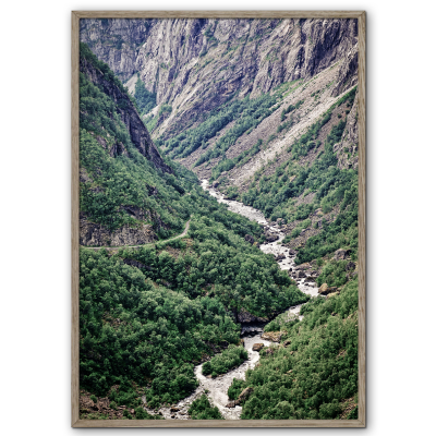 naturplakat med flodløb i dalen ved Vøringsfoss i norge