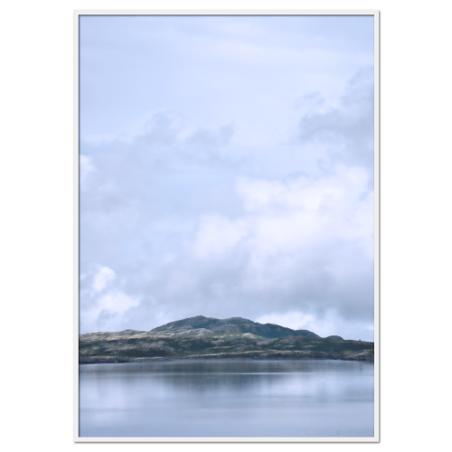 natur plakat med norsk bjerglandskab med vandspejl