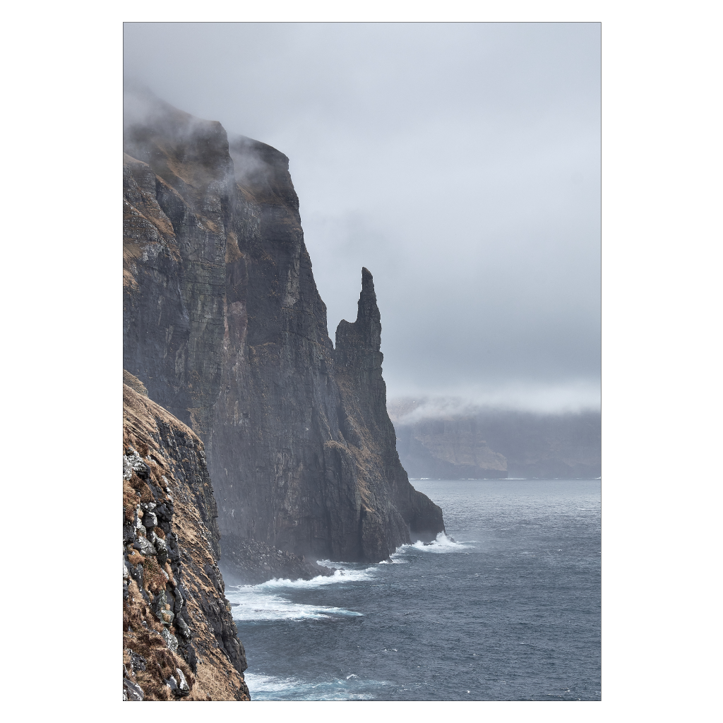 naturplakat med det færøske fuglefjeld trøllkonufingur