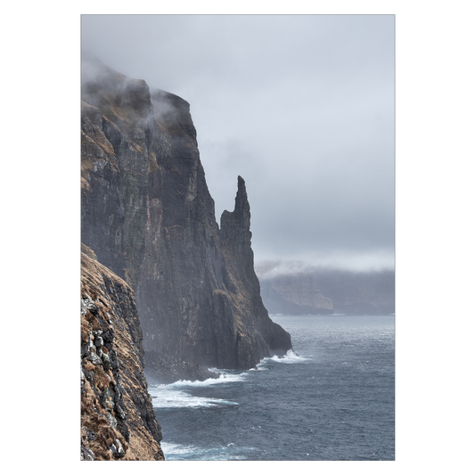 naturplakat med det færøske fuglefjeld trøllkonufingur