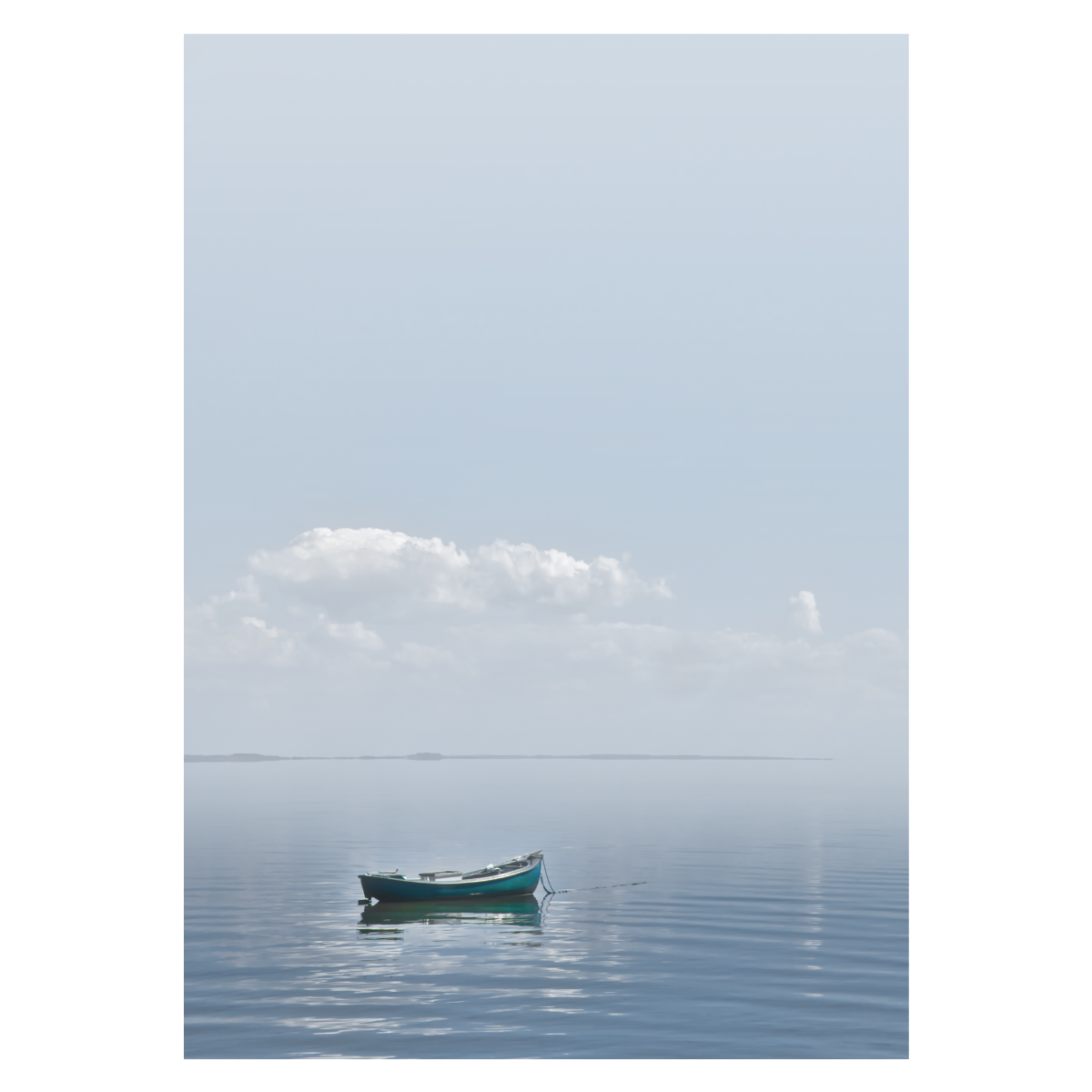 naturplakat i blå nuancer med en lille båd på limfjordens stille vand