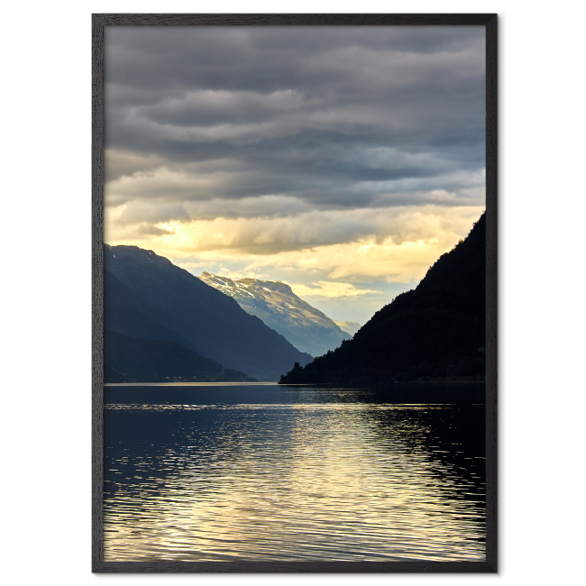 fotokunst plakat med soloplyst himmel over norske fjelde
