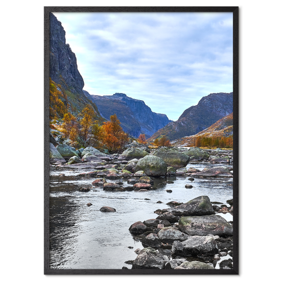 naturplakat med flod for foden af norske fjelde
