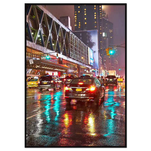 new york plakat med oplyste regnvåde gader 