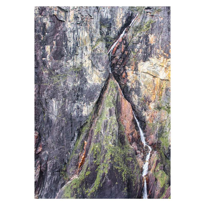 fotokunst plakat med en klippespalte med vandfald i