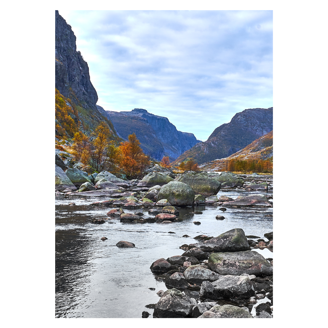 billede med norsk fotokunst af fjelde og flod
